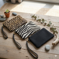 Cartera de piel de potro con asa de muñeca y cremallera