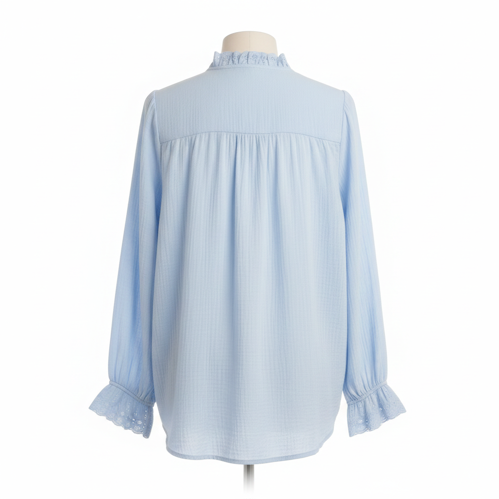 Blusa de algodón 100% azul cielo con volantes · Cuello romántico