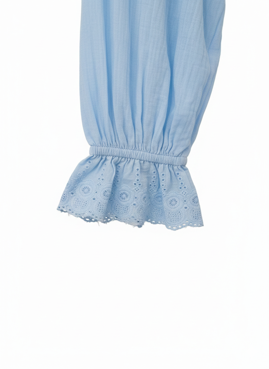 Blusa de algodón 100% azul cielo con volantes · Cuello romántico