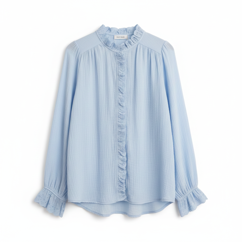 Blusa de algodón 100% azul cielo con volantes · Cuello romántico