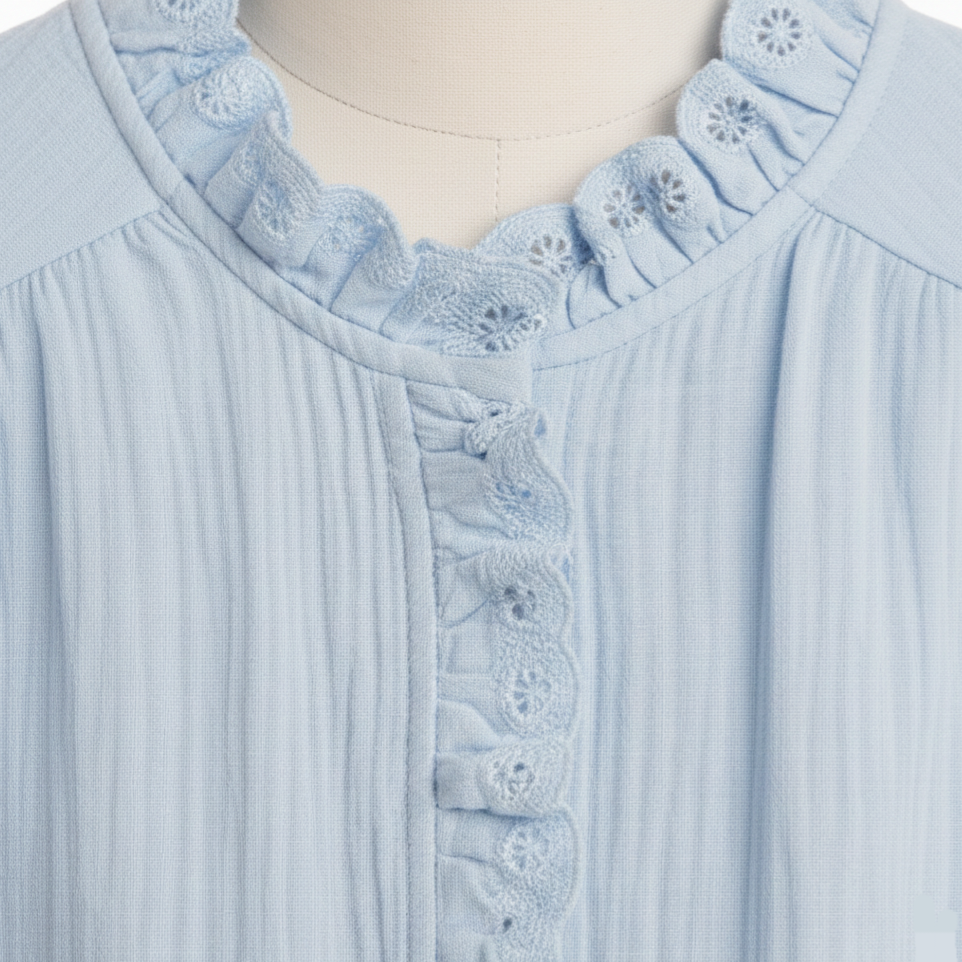 Blusa de algodón 100% azul cielo con volantes · Cuello romántico